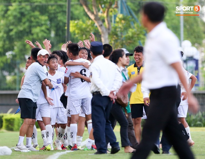 Cầu thủ trẻ HAGL khóc như mưa sau khi thua trắng ở bán kết U17 quốc gia 2020 - Ảnh 4.