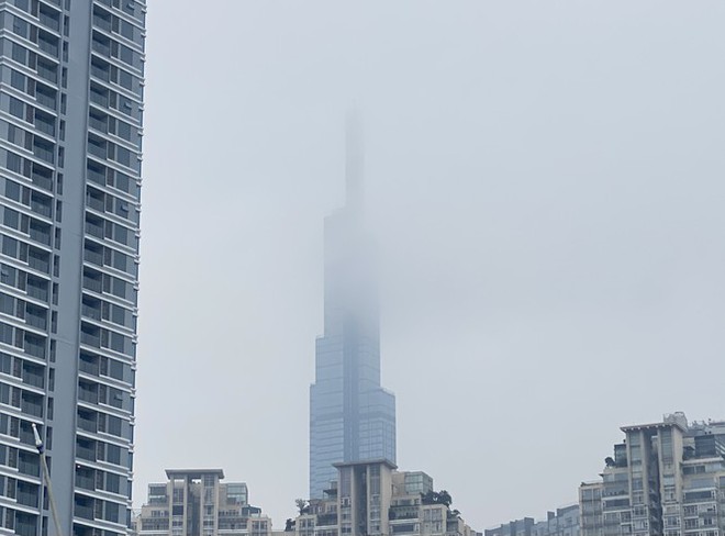 Tiết trời se lạnh, mây mù bao phủ trung tâm TPHCM - Ảnh 11.