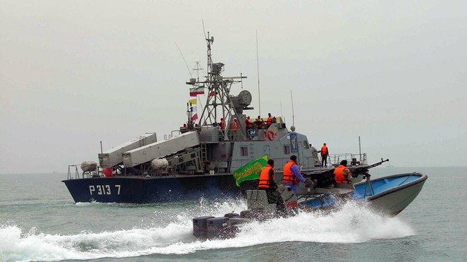 Căn cứ ở Syria bị uy hiếp, phòng không Nga được kích hoạt - Iran tung lưới bắt 23 tàu lạ trên Vịnh Ba Tư - Ảnh 1.