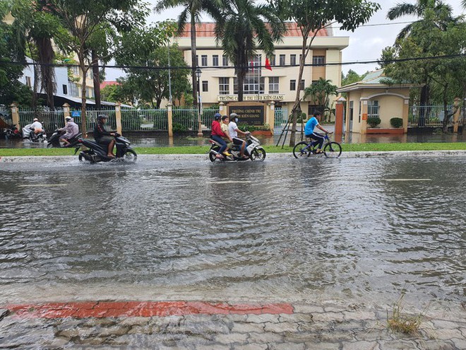 Kiên Giang mưa lớn, nhiều tuyến đường biến thành sông - Ảnh 3.