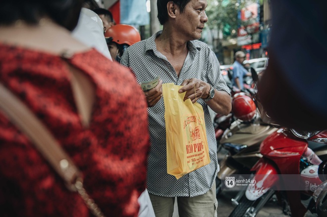 Có người phải cầu cứu bạn bè mua hộ bánh Trung thu Bảo Phương: sức hút từ đâu mà hot đến vậy? - Ảnh 6.