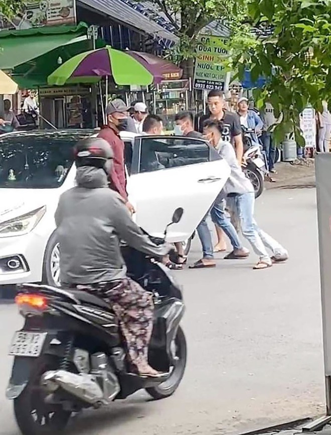 Nhóm thanh niên bắt cóc người giữa đường, đập phá ô tô ở Sài Gòn bị bắt - Ảnh 1.