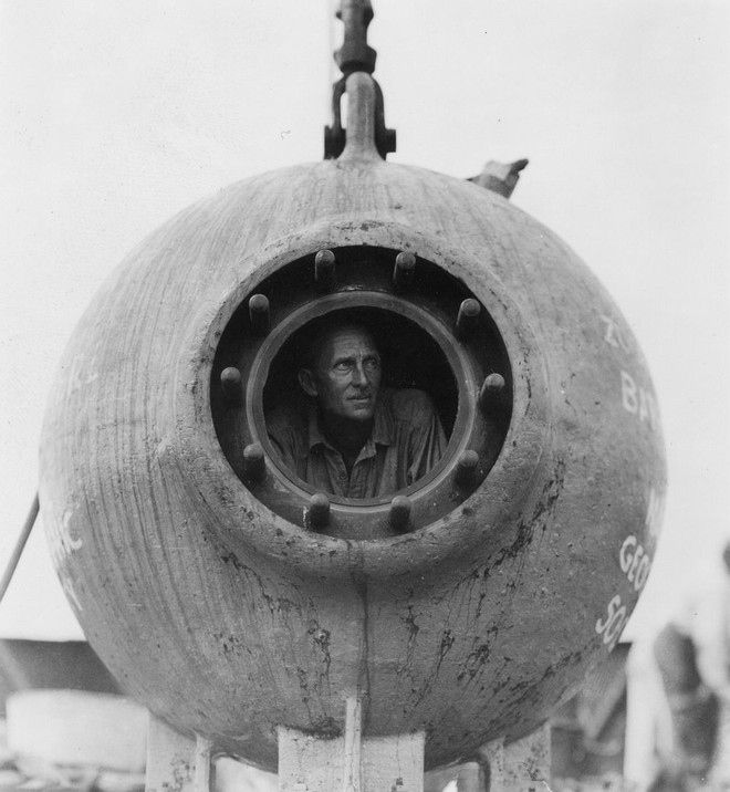 William Beebe bên trong Bathysphere. Ảnh: Amusing Planet