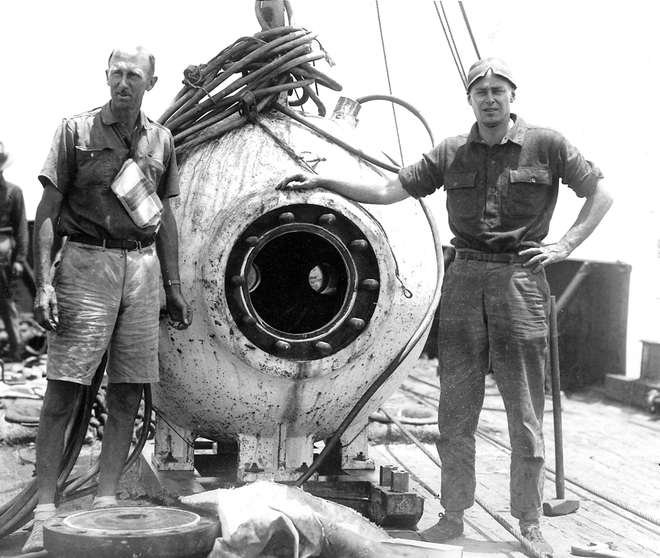 William Beebe và Otis Barton bên cạnh cầu lặn Bathysphere. Ảnh: Amusing Planet