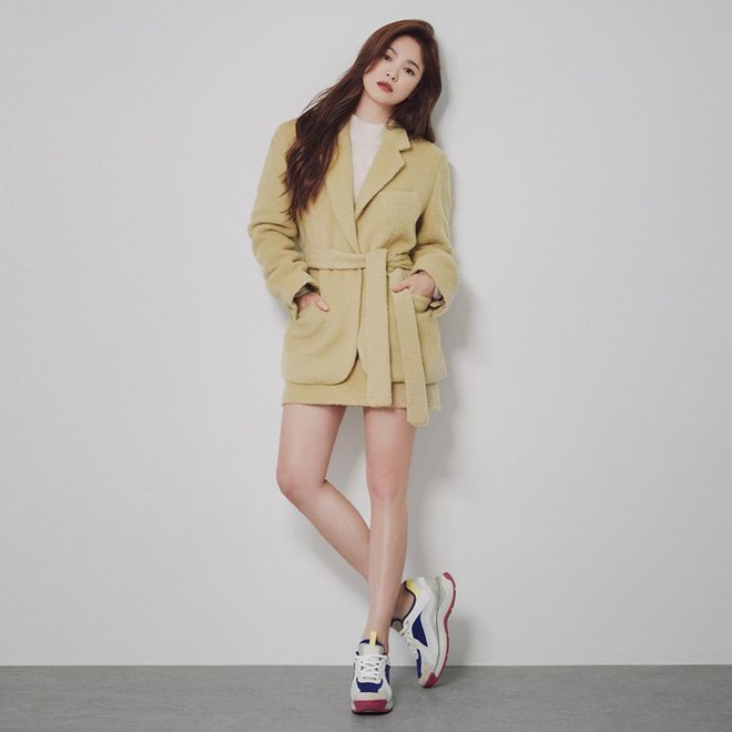 Song Hye Kyo gợi cảm bất ngờ với style tóc nâu môi trầm - Ảnh 4.