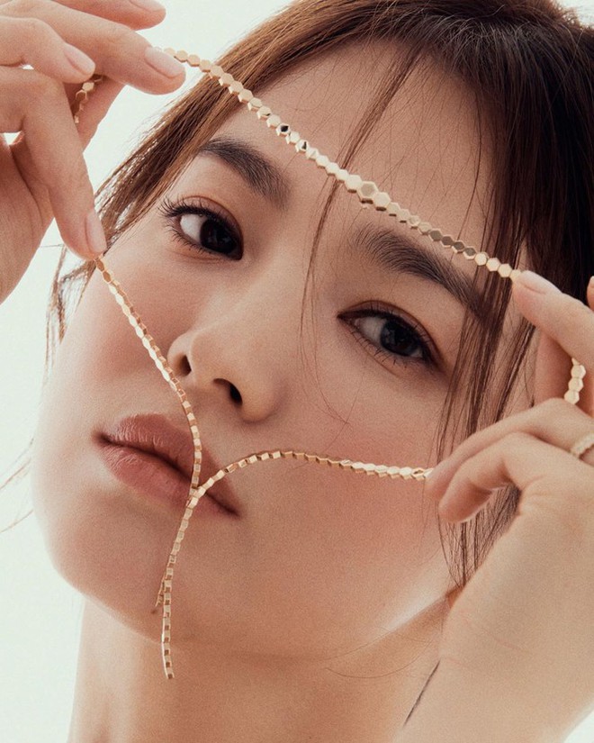 Song Hye Kyo gợi cảm bất ngờ với style tóc nâu môi trầm - Ảnh 10.