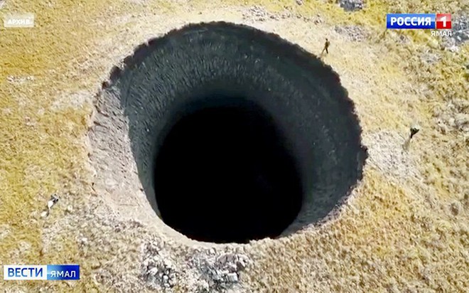 Bí ẩn hố sâu 50 mét xuất hiện ở Siberia - Ảnh 1.
