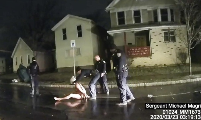 Người đàn ông da màu chết ngạt vì bị cảnh sát Mỹ trùm mũ vào đầu, sự vụ tưởng rơi vào quên lãng bất ngờ gây phẫn nộ sau khi công bố video đáng sợ - Ảnh 1.