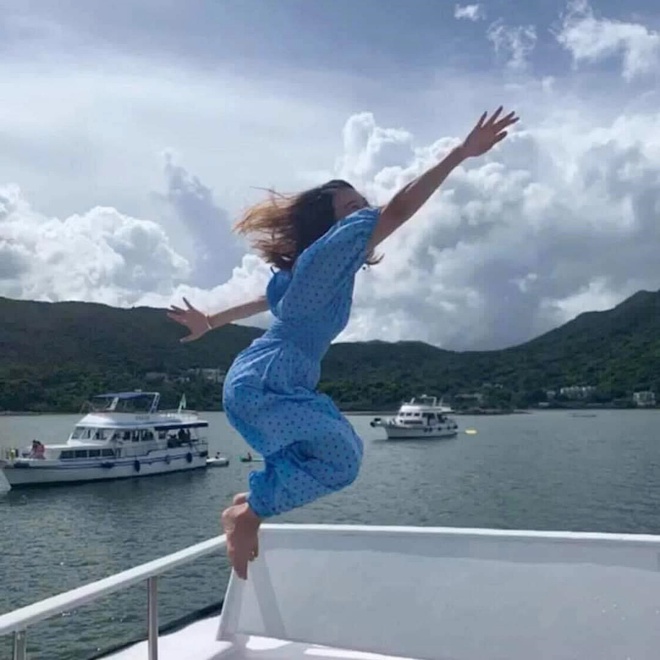 Được bạn thân chụp ảnh cho theo phong cách bay nhảy giữa biển khơi, thiếu nữ tái mặt với loạt hình như phù thủy khó tính - Ảnh 3.