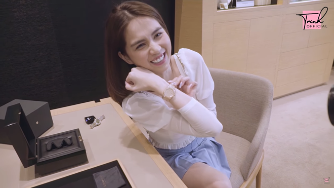 Ngọc Trinh tiêu hơn 4 tỷ một ngày, riêng đồng hồ đã gần 2 tỷ - Ảnh 6. Ngọc Trinh tiêu hơn 4 tỷ một ngày, riêng đồng hồ đã gần 2 tỷ - Ảnh 6.