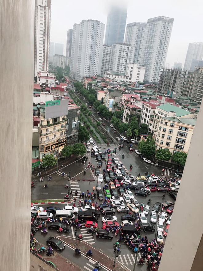 Sáng thứ Hai, mưa lớn, tắc đường, tài xế còn choáng váng hơn khi chứng kiến cảnh trước mắt - Ảnh 3. Sáng thứ Hai, mưa lớn, tắc đường, tài xế còn choáng váng hơn khi chứng kiến cảnh trước mắt - Ảnh 3.