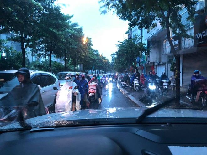 Sáng thứ Hai, mưa lớn, tắc đường, tài xế còn choáng váng hơn khi chứng kiến cảnh trước mắt - Ảnh 2. Sáng thứ Hai, mưa lớn, tắc đường, tài xế còn choáng váng hơn khi chứng kiến cảnh trước mắt - Ảnh 2.