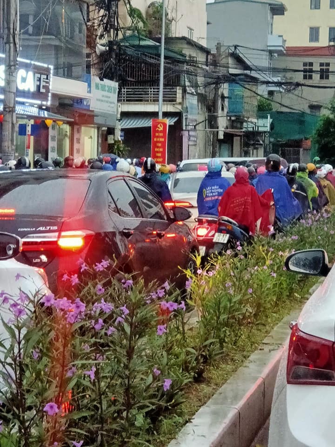 Sáng thứ Hai, mưa lớn, tắc đường, tài xế còn choáng váng hơn khi chứng kiến cảnh trước mắt - Ảnh 4. Sáng thứ Hai, mưa lớn, tắc đường, tài xế còn choáng váng hơn khi chứng kiến cảnh trước mắt - Ảnh 4.