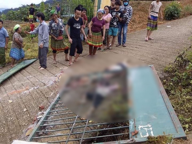 Bộ GD-ĐT gửi lời chia buồn tới gia đình 3 học sinh ở Lào Cai tử vong do sập cổng trường - Ảnh 1.