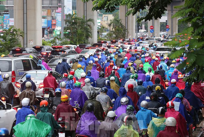 Ngày đầu tuần mưa lớn, nhiều tuyến phố Hà Nội ùn tắc dài - Ảnh 20.
