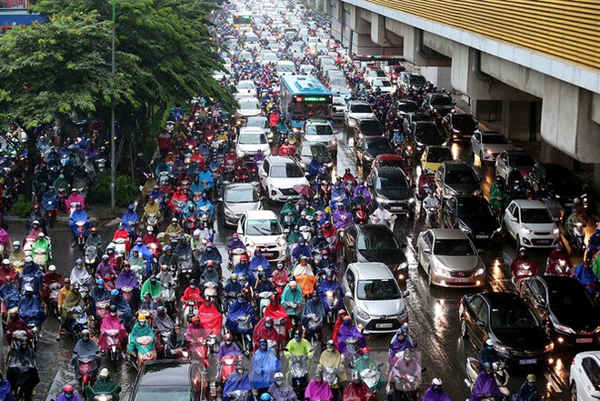 Ngày đầu tuần mưa lớn, nhiều tuyến phố Hà Nội ùn tắc dài - Ảnh 5.