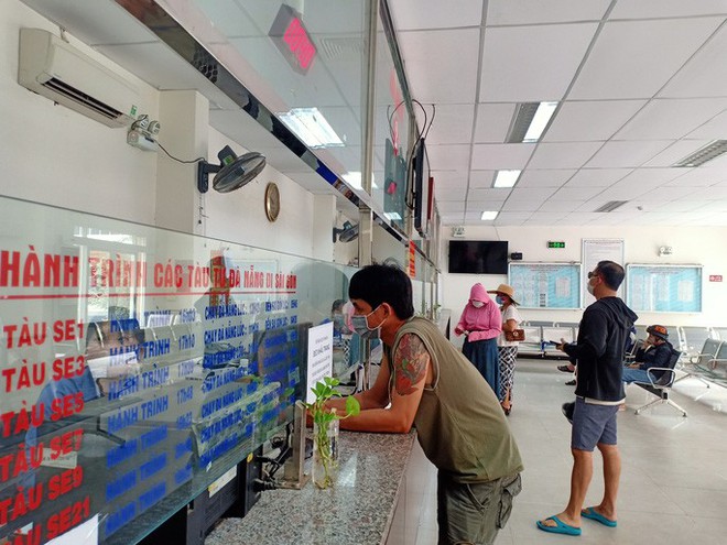 Bến xe, nhà ga, sân bay ở Đà Nẵng mở cửa trở lại nhưng vẫn vắng khách - Ảnh 7.