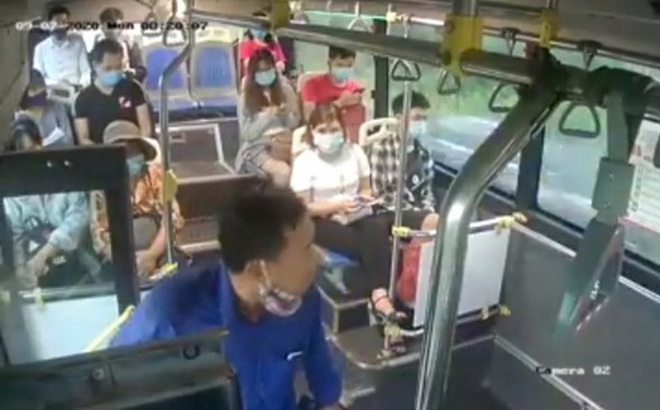 Hà Nội: Hành khách nhổ nước bọt vào nữ nhân viên xe buýt vì bị nhắc đeo khẩu trang - Ảnh 1.