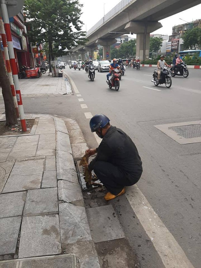 Lỡ đổ dầu ra đường, người đàn ông lớn tuổi cặm cụi ngồi lau khiến dân mạng nhấn like rần rần - Ảnh 3.