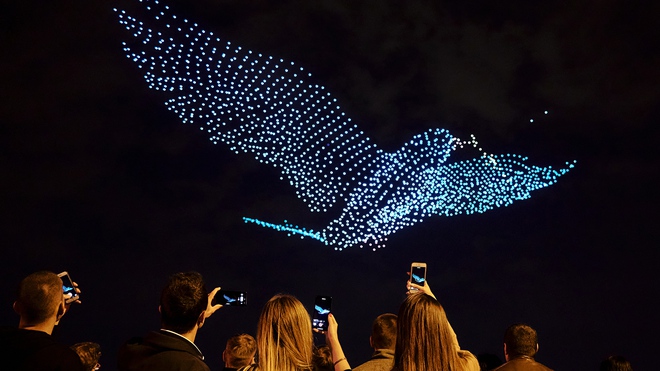 Choáng ngợp với hơn 2.000 UAV xếp hình tuyệt đẹp trên bầu trời Nga - Ảnh 2.