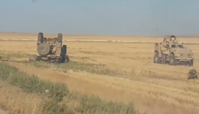 Thiết giáp Nga húc tung xe bọc thép Mỹ ở Syria: Căng đỉnh điểm, có thể bùng nổ xung đột? - Ảnh 1. Thiết giáp Nga húc tung xe bọc thép Mỹ ở Syria: Căng đỉnh điểm, có thể bùng nổ xung đột? - Ảnh 1.