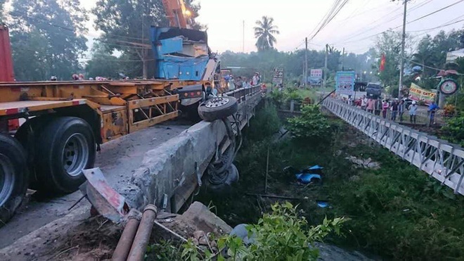 Xe container lao xuống cầu ở  Long Th&agrave;nh, t&agrave;i xế tho&aacute;t chết - Ảnh 2.