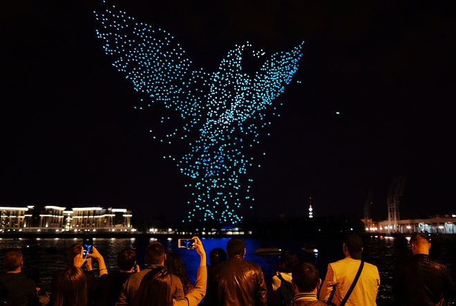 Choáng ngợp với hơn 2.000 UAV xếp hình tuyệt đẹp trên bầu trời Nga - Ảnh 4.