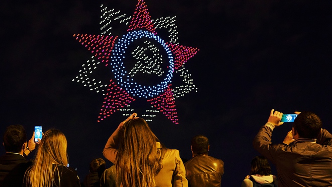 Choáng ngợp với hơn 2.000 UAV xếp hình tuyệt đẹp trên bầu trời Nga - Ảnh 5.