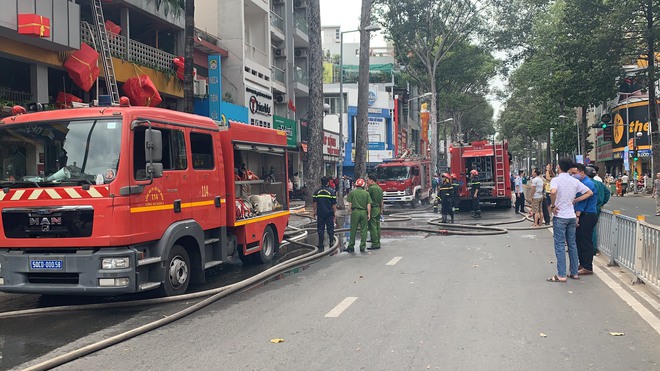 Cảnh sát giải cứu nam bảo vệ mắc kẹt trong vụ cháy cửa hàng Langfarm Buffet ở Sài Gòn - Ảnh 5.