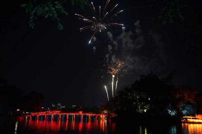 Pháo hoa đã rực sáng trên bầu trời, Việt Nam chính thức chúc mừng năm mới 2021! - Ảnh 1.