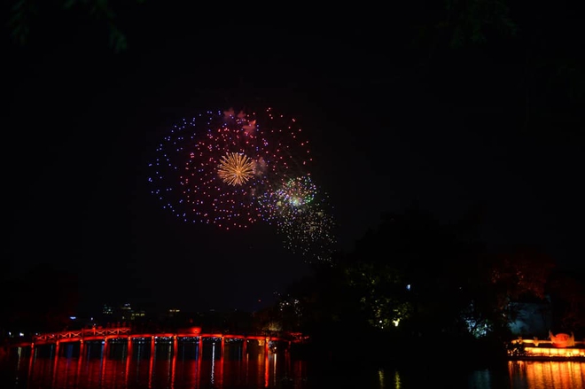 Pháo hoa đã rực sáng trên bầu trời, Việt Nam chính thức chúc mừng năm mới 2021! - Ảnh 3.
