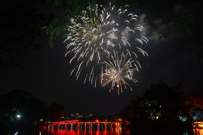 Pháo hoa đã rực sáng trên bầu trời, Việt Nam chính thức chúc mừng năm mới 2021! - Ảnh 5.