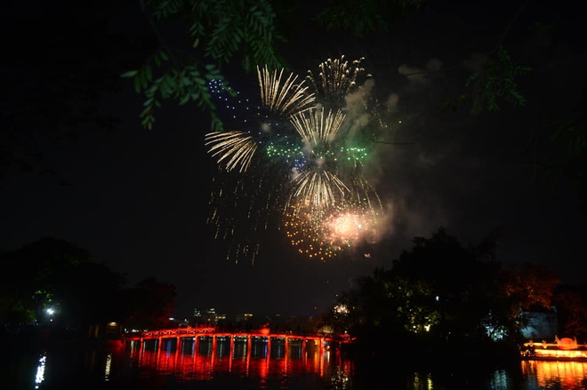Pháo hoa đã rực sáng trên bầu trời, Việt Nam chính thức chúc mừng năm mới 2021! - Ảnh 6.