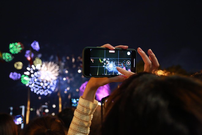 Pháo hoa đã rực sáng trên bầu trời, Việt Nam chính thức chúc mừng năm mới 2021! - Ảnh 4.