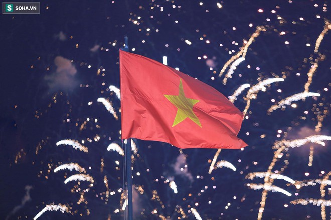 Pháo hoa đã rực sáng trên bầu trời, Việt Nam chính thức chúc mừng năm mới 2021! - Ảnh 7.