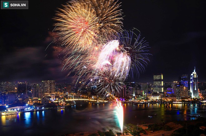 Pháo hoa đã rực sáng trên bầu trời, Việt Nam chính thức chúc mừng năm mới 2021! - Ảnh 10.