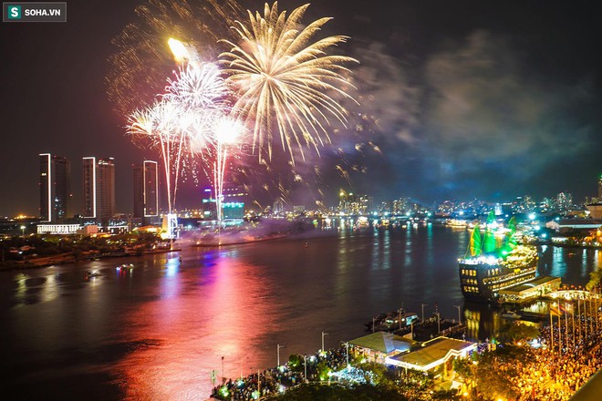 Pháo hoa đã rực sáng trên bầu trời, Việt Nam chính thức chúc mừng năm mới 2021! - Ảnh 11.