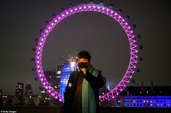 Anh: London vắng ngắt, pháo hoa ở London Eye bị hủy, bù lại tháp Big Ben gióng chuông sau 3 năm im tiếng - Ảnh 4.