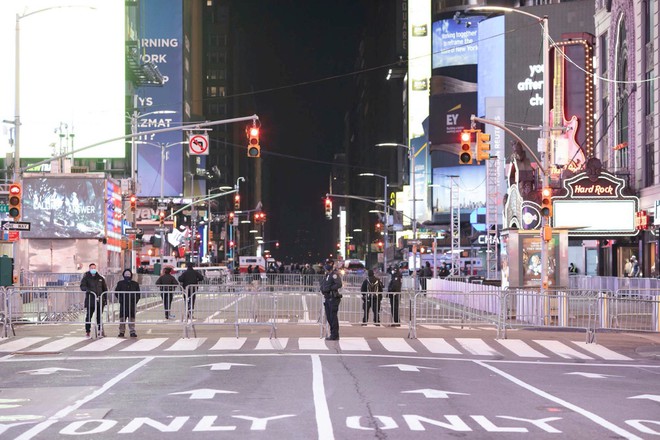 New York thả khối cầu pha lê: Quảng trường Thời đại đón năm 2021 trong khung cảnh chưa từng thấy - Ảnh 2.