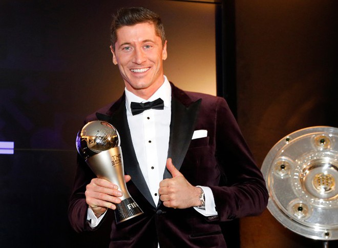 B&oacute;ng đ&aacute; thế giới năm 2020: COVID-19 v&agrave; điểm nhấn ăn ba - Ảnh 3.