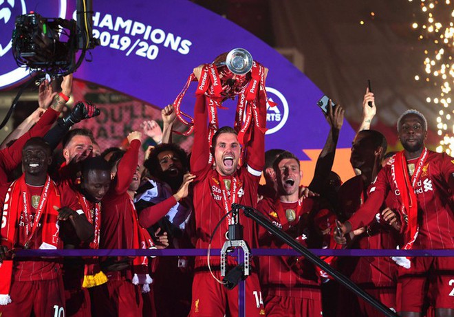 B&oacute;ng đ&aacute; thế giới năm 2020: COVID-19 v&agrave; điểm nhấn ăn ba - Ảnh 4.