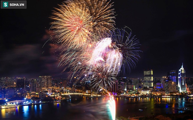 Pháo hoa đã rực sáng trên bầu trời, Việt Nam chính thức chúc mừng năm mới 2021!