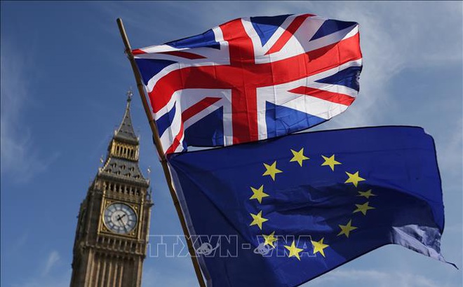 Cờ Liên minh châu Âu (dưới) và cờ Anh (trên) bay gần Tháp Elizabeth ở London, Anh. Ảnh: AFP/TTXVN Cờ Liên minh châu Âu (dưới) và cờ Anh (trên) bay gần Tháp Elizabeth ở London, Anh. Ảnh: AFP/TTXVN