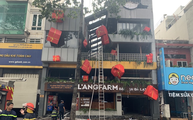 Cảnh sát giải cứu nam bảo vệ mắc kẹt trong vụ cháy cửa hàng L'angfarm Buffet ở Sài Gòn