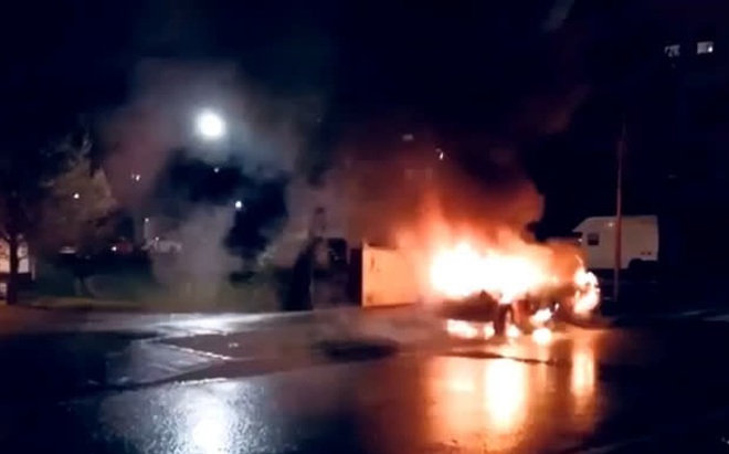 Ít nhất 30 chiếc ô tô bị đốt cháy ở TP Strasbourg - Pháp sau khi các nhóm phá hoại xuống đường trước đêm giao thừa chào năm 2021. Ảnh: Twitter