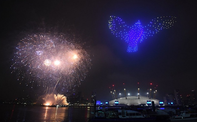 Pháo hoa chào năm mới ở London, Anh. Ảnh: PA