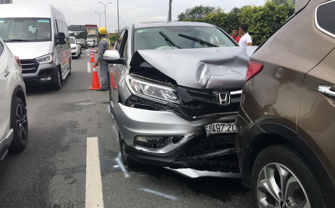 Hiện trường vụ va chạm liên hoàn.