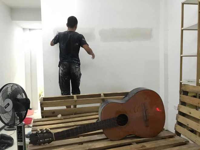 Thích cây đàn guitar cũ, anh thợ sửa nhà có cách xin cực chuẩn, khiến ai cũng thấy vui theo - Ảnh 1.