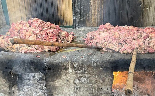 Thịt bẩn đang được Đỗ Thị Lượt chế biến để lấy mỡ cung cấp cho các quán cơm rang