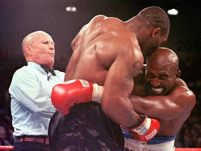 Evander Holyfield xác nhận đang tiến hành đàm phán thượng đài cùng Mike Tyson, trị giá trận đấu lến tới 200 triệu USD - Ảnh 1.